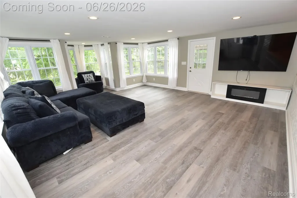 9497 Ellis Road Springfield Charter Township MI 48348
