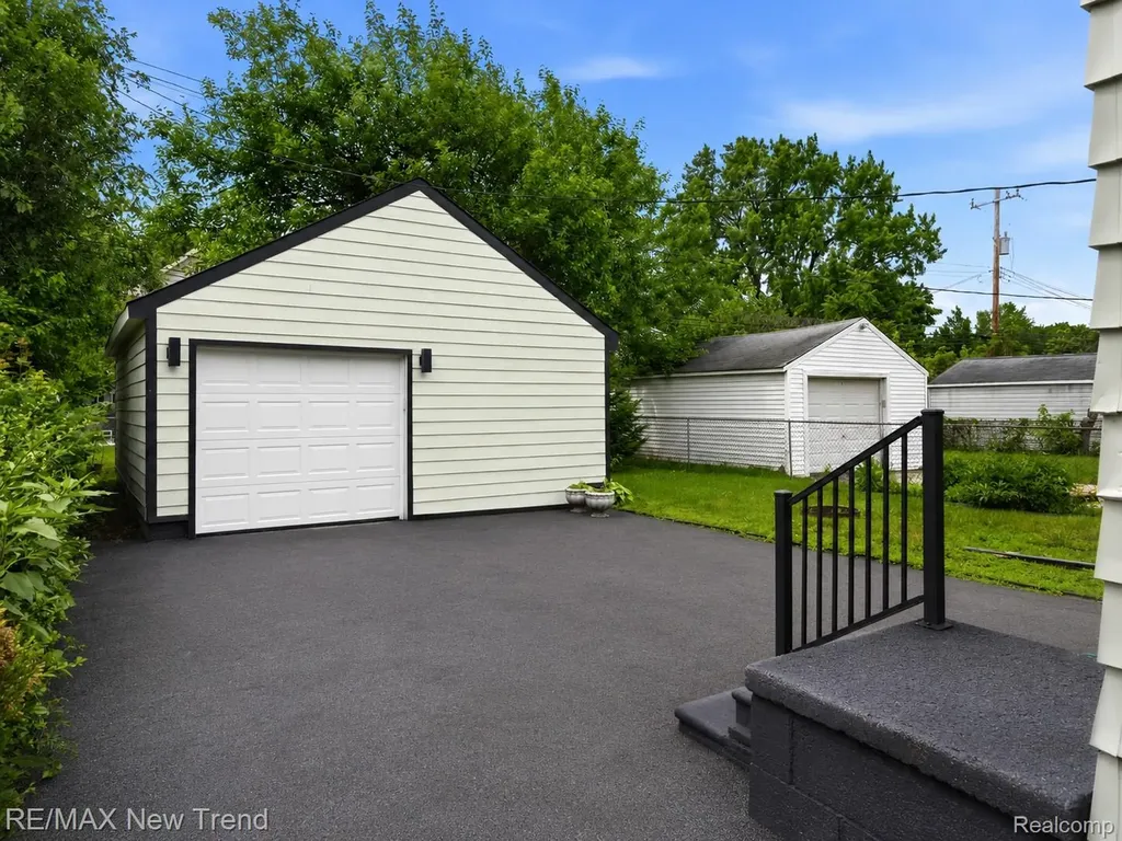 1512 E Maxlow Avenue Hazel Park City MI 48030