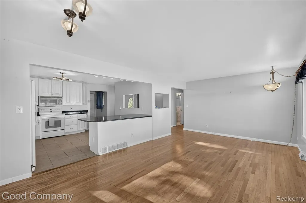 3161 Jackson Boulevard Highland Charter Township MI 48356