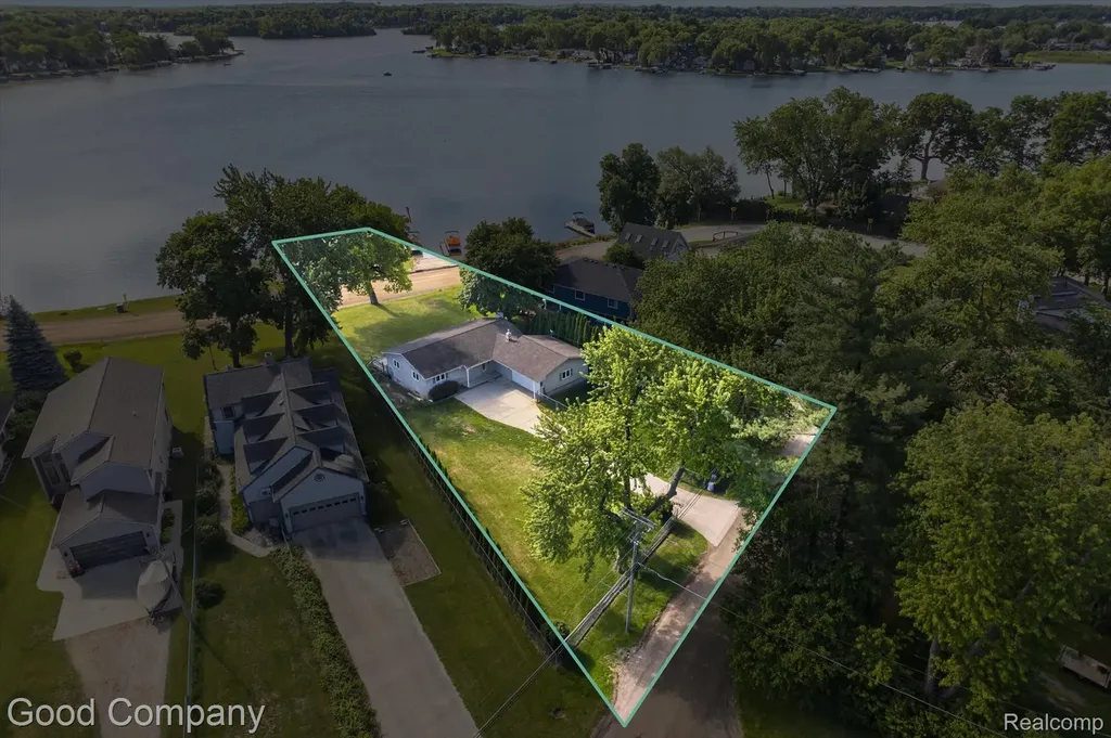 3161 Jackson Boulevard Highland Charter Township MI 48356