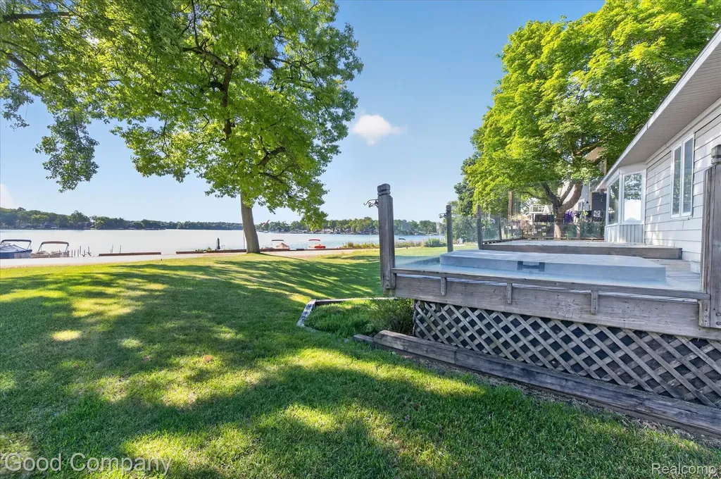 3161 Jackson Boulevard Highland Charter Township MI 48356