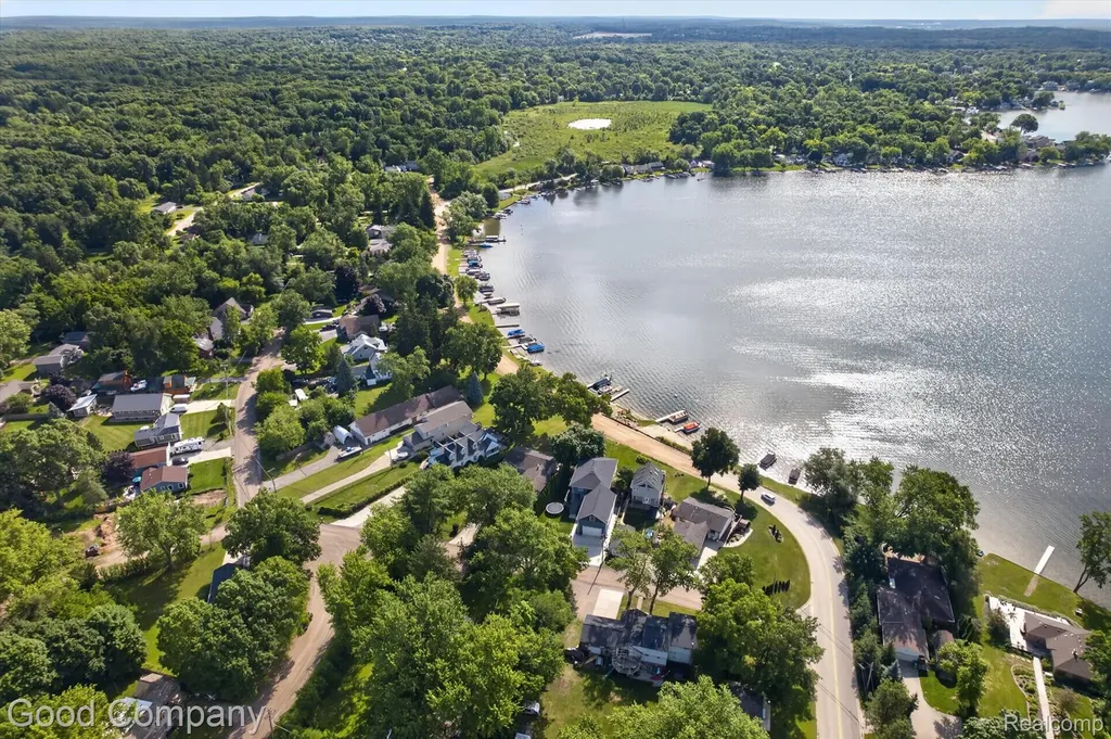 3161 Jackson Boulevard Highland Charter Township MI 48356