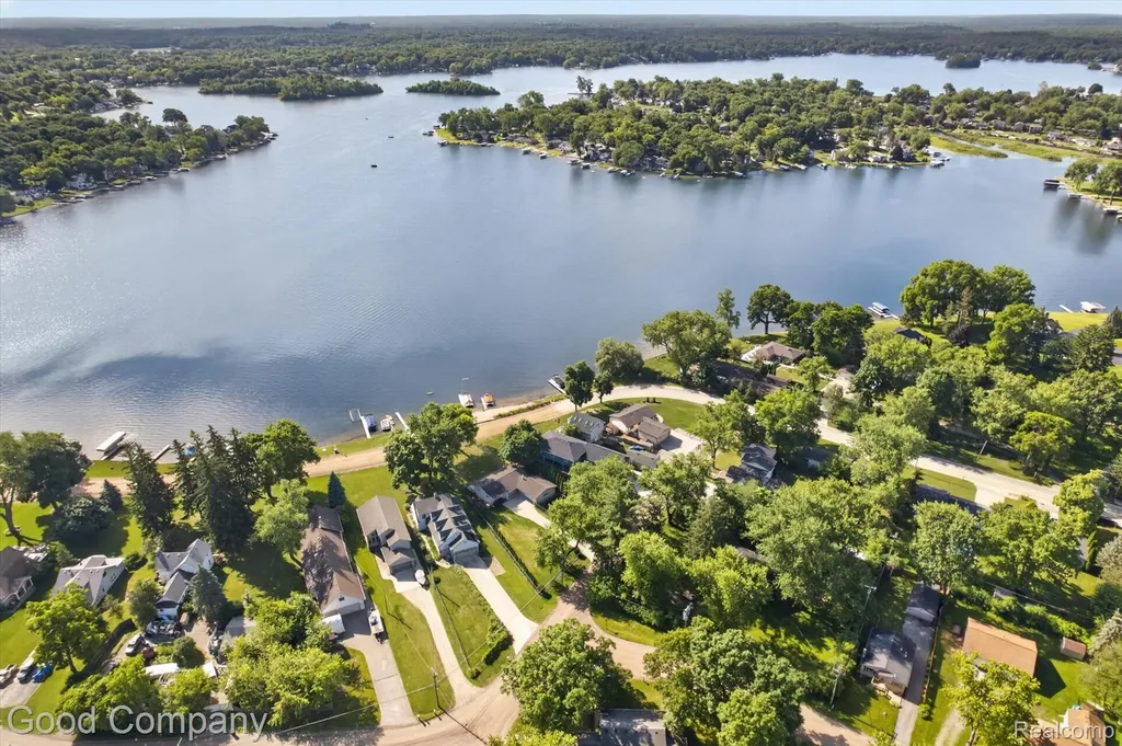 3161 Jackson Boulevard Highland Charter Township MI 48356