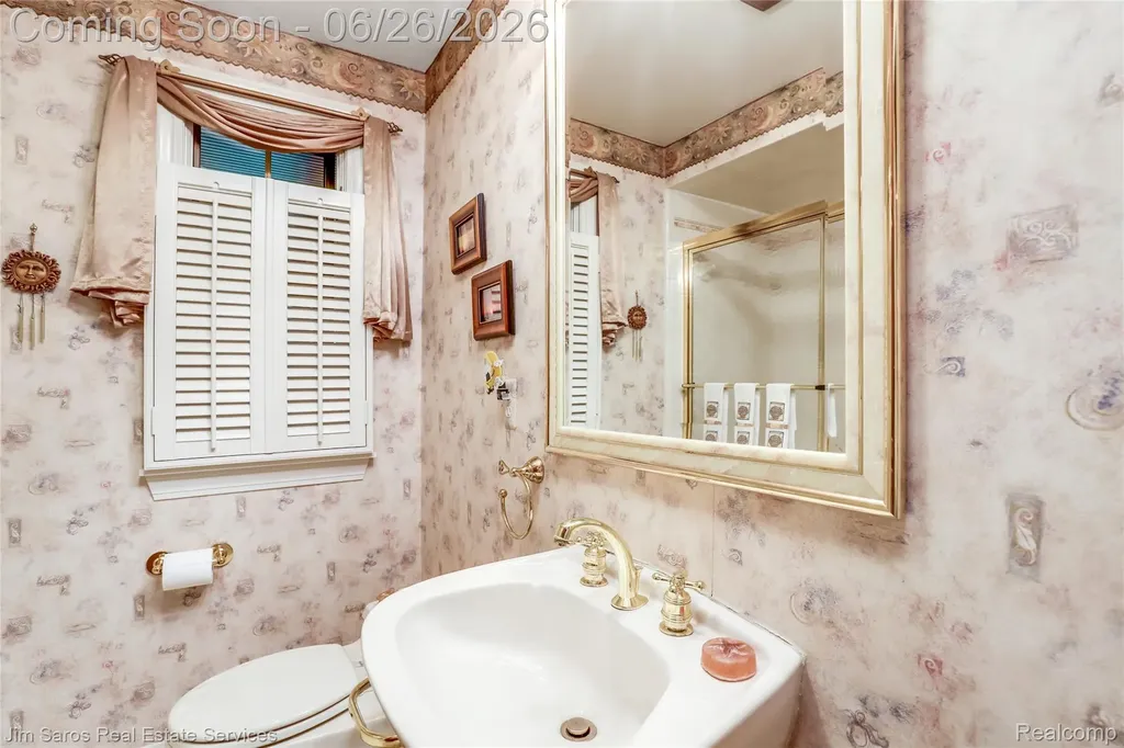 764 Harcourt Road Grosse Pointe Park City MI 48230