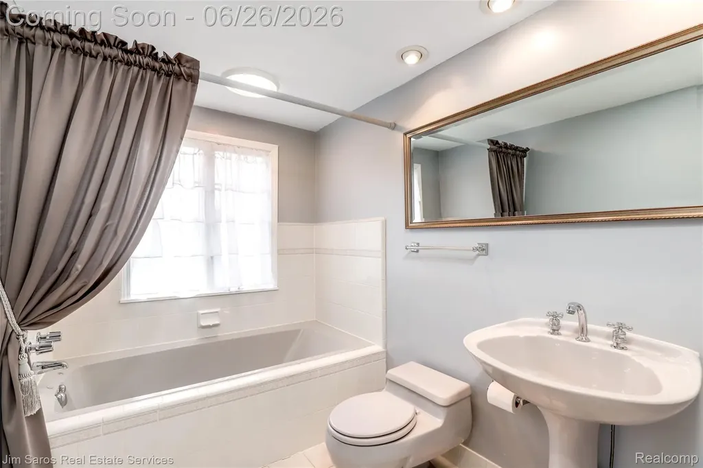 764 Harcourt Road Grosse Pointe Park City MI 48230