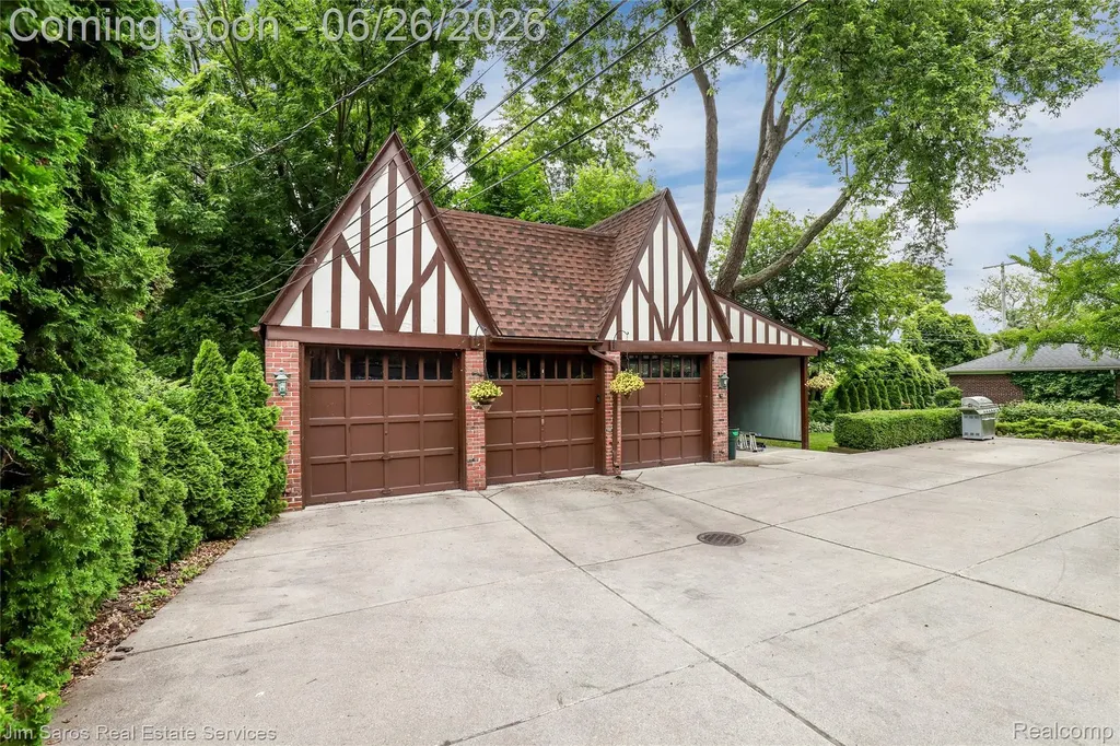 764 Harcourt Road Grosse Pointe Park City MI 48230