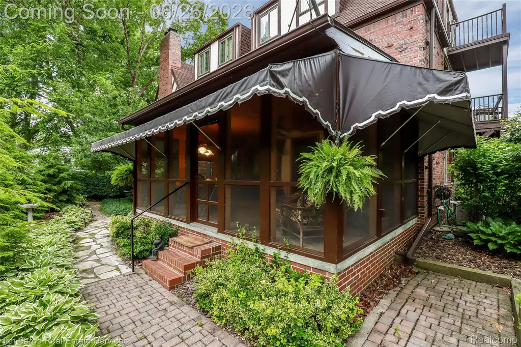764 Harcourt Road Grosse Pointe Park City MI 48230