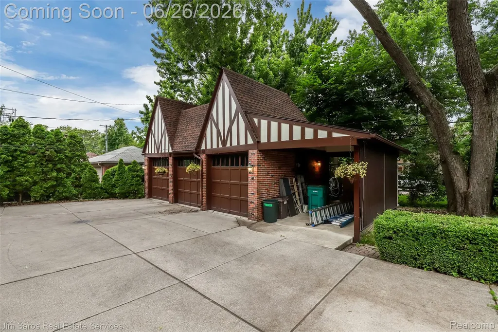 764 Harcourt Road Grosse Pointe Park City MI 48230