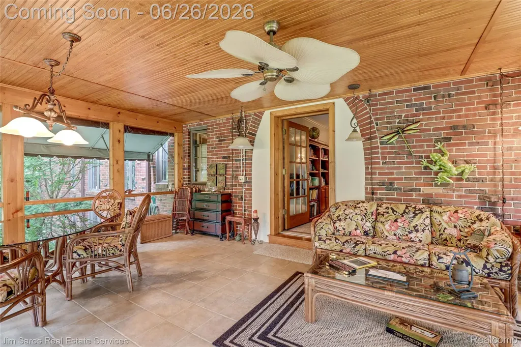 764 Harcourt Road Grosse Pointe Park City MI 48230
