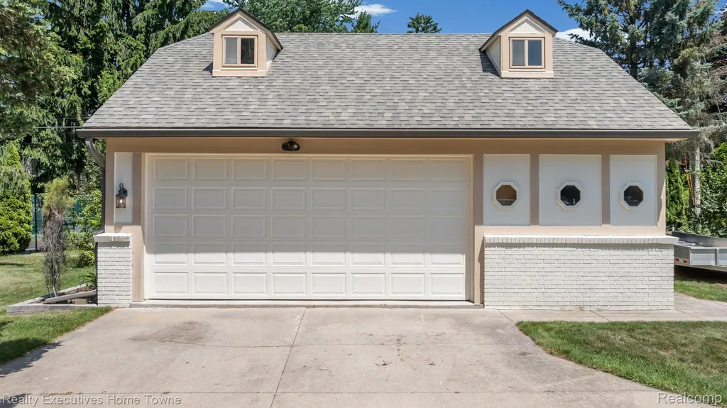 8308 Lakeshore Burtchville Township MI 48059