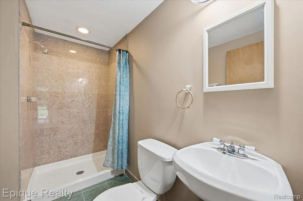 1221 Rhodes Road Orion Charter Township MI 48360
