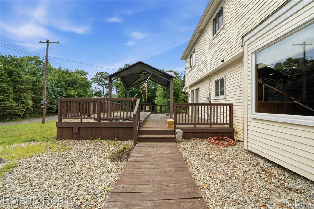 1221 Rhodes Road Orion Charter Township MI 48360