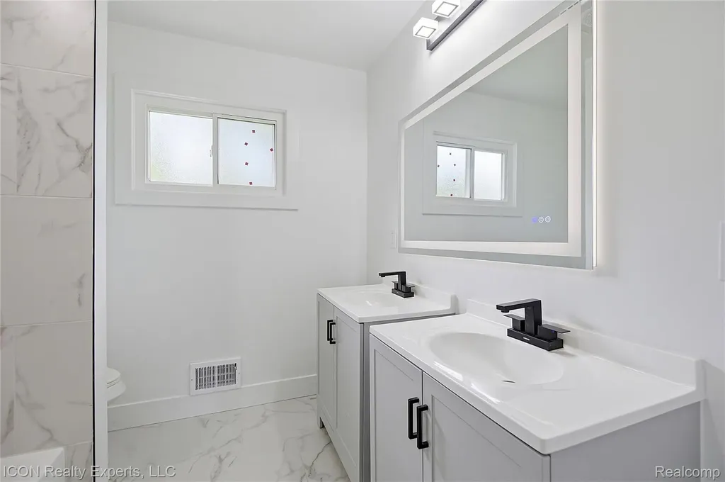 4901 Robert Street Shelby Charter Township MI 48316
