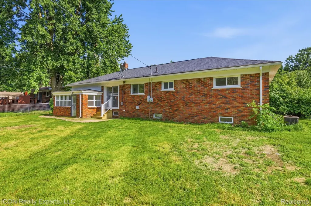 4901 Robert Street Shelby Charter Township MI 48316