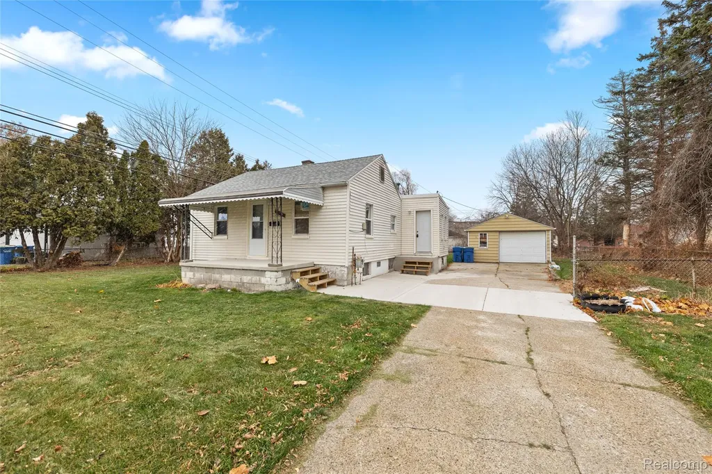 21118 Wellington Avenue E Warren City MI 48089