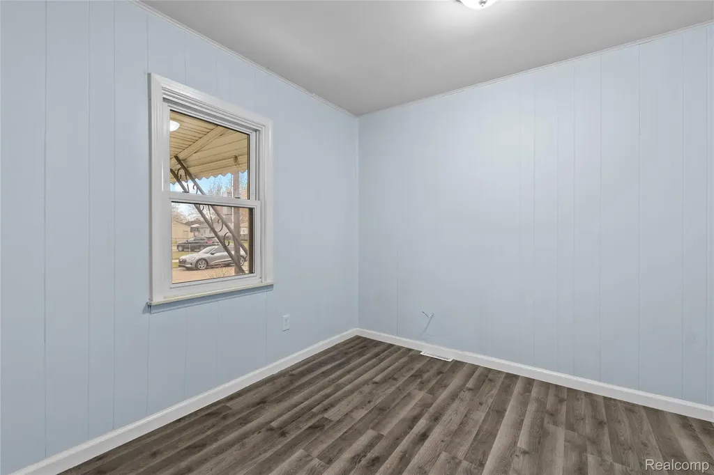 21118 Wellington Avenue E Warren City MI 48089