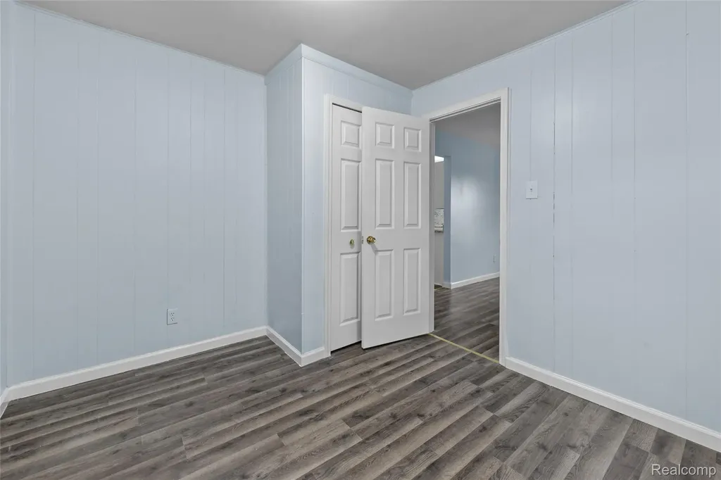 21118 Wellington Avenue E Warren City MI 48089