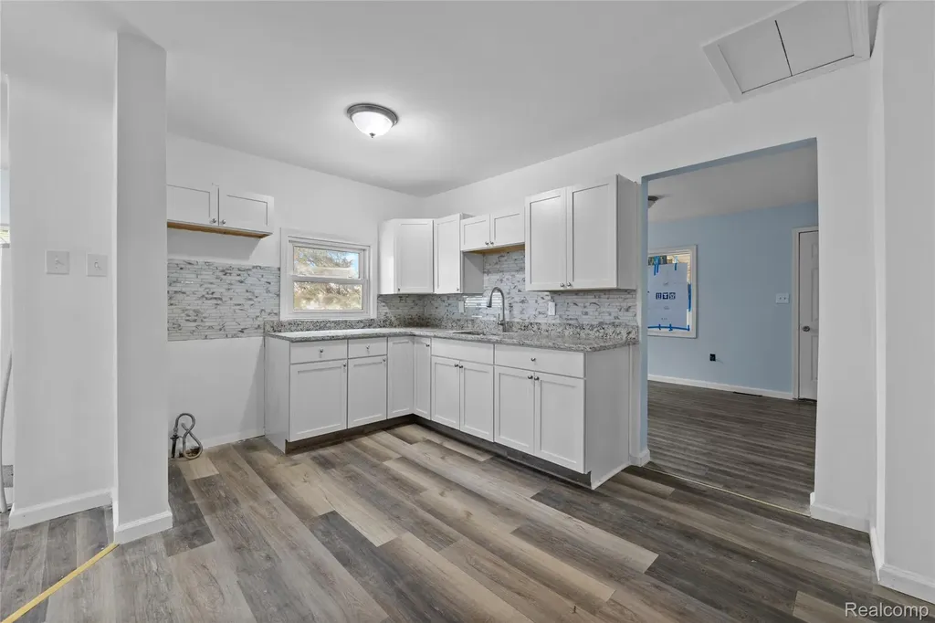 21118 Wellington Avenue E Warren City MI 48089