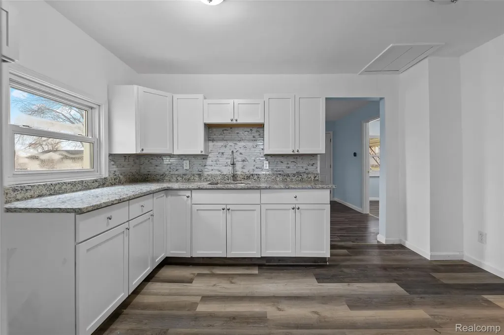 21118 Wellington Avenue E Warren City MI 48089