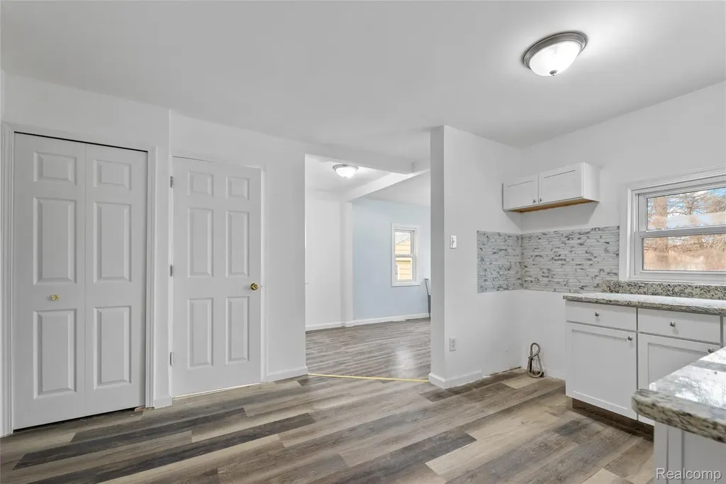 21118 Wellington Avenue E Warren City MI 48089