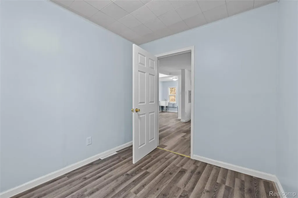 21118 Wellington Avenue E Warren City MI 48089