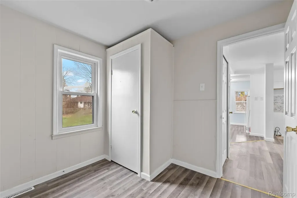 21118 Wellington Avenue E Warren City MI 48089