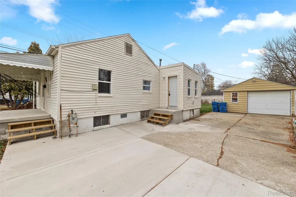 21118 Wellington Avenue E Warren City MI 48089