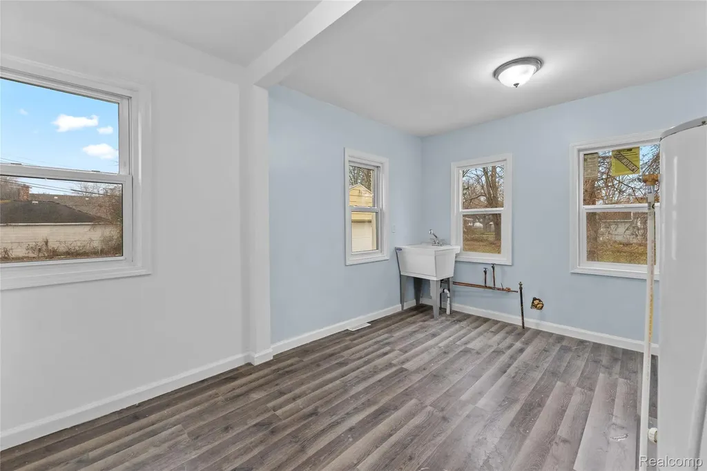 21118 Wellington Avenue E Warren City MI 48089