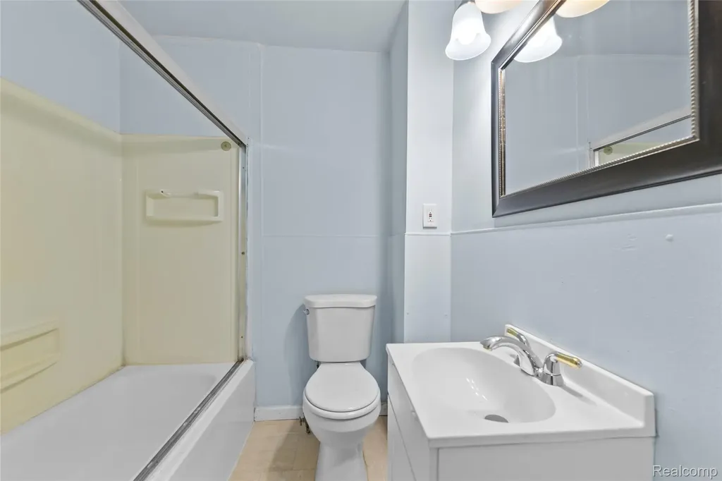21118 Wellington Avenue E Warren City MI 48089