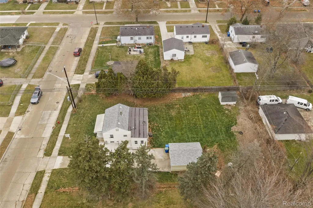 21118 Wellington Avenue E Warren City MI 48089