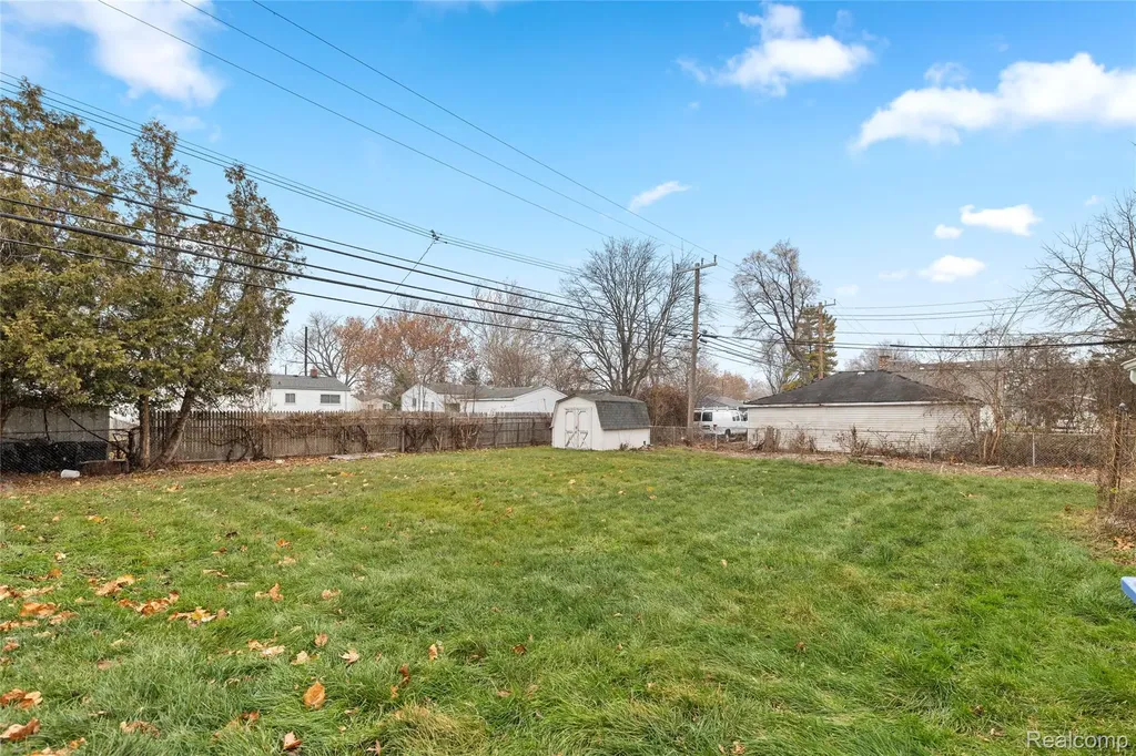 21118 Wellington Avenue E Warren City MI 48089
