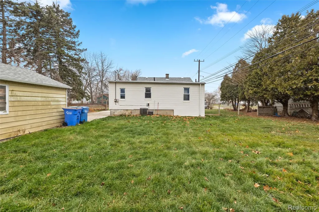 21118 Wellington Avenue E Warren City MI 48089