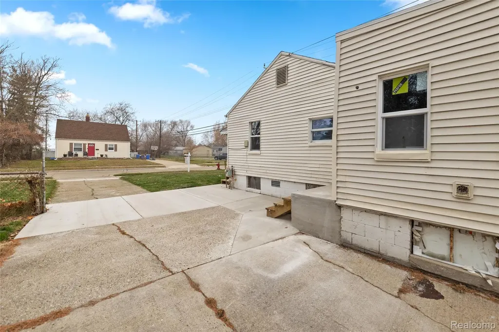 21118 Wellington Avenue E Warren City MI 48089