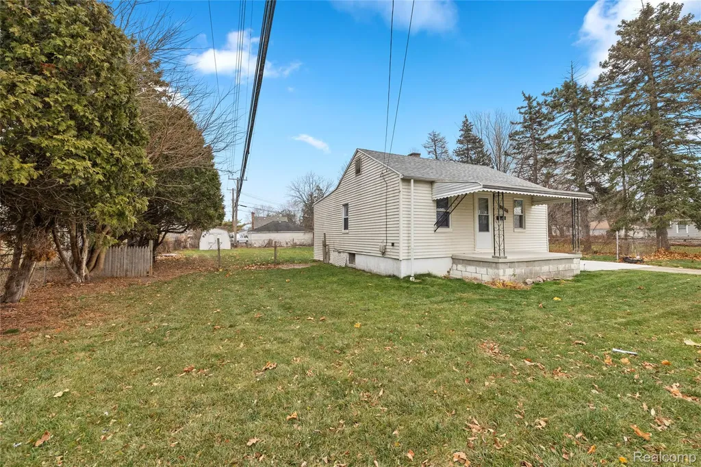 21118 Wellington Avenue E Warren City MI 48089