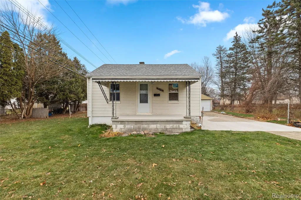 21118 Wellington Avenue E Warren City MI 48089