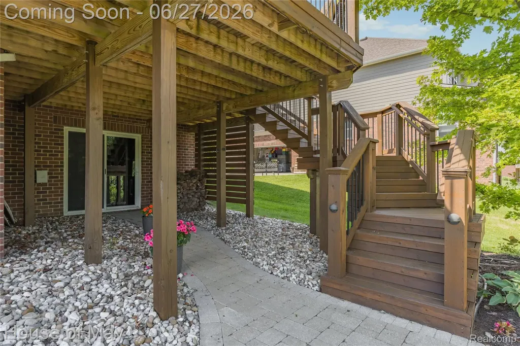 5830 Waycroft Court Commerce Charter Township MI 48382