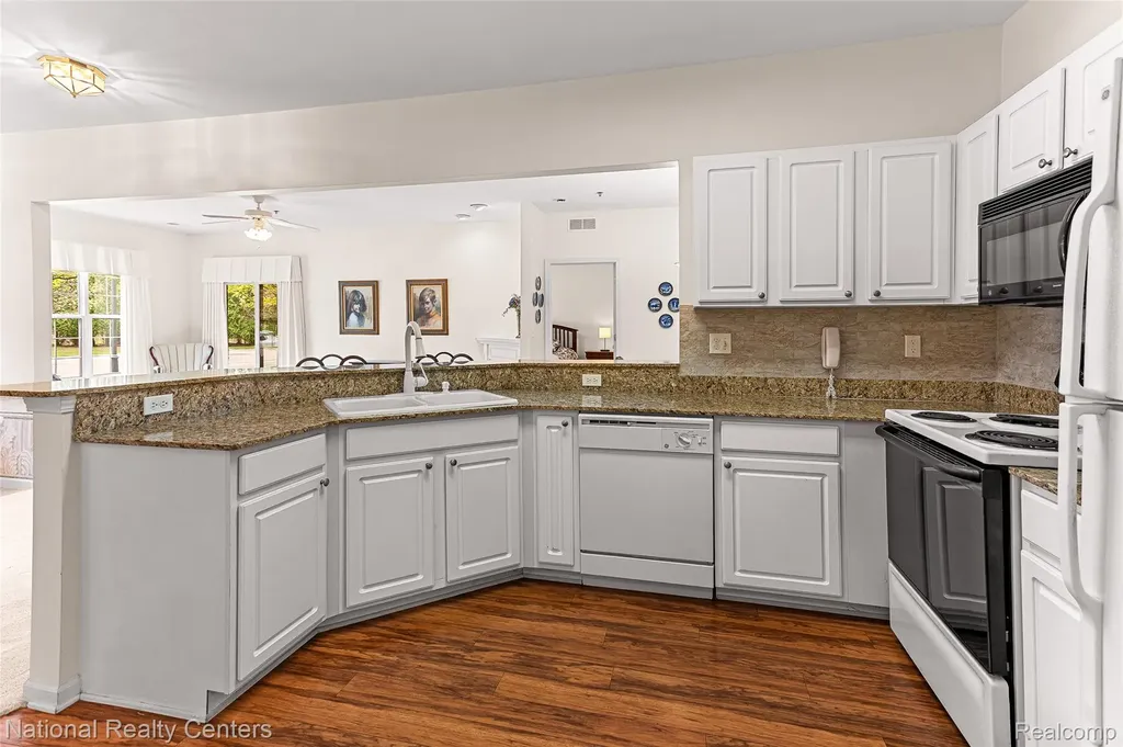 1637 Deepwood Circle Rochester City MI 48307