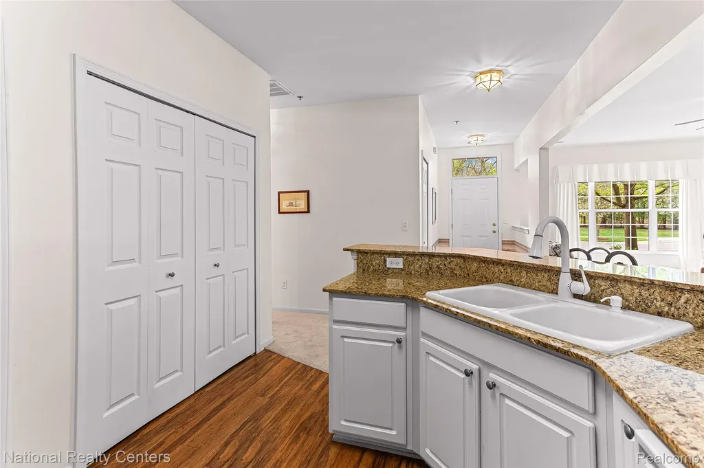 1637 Deepwood Circle Rochester City MI 48307