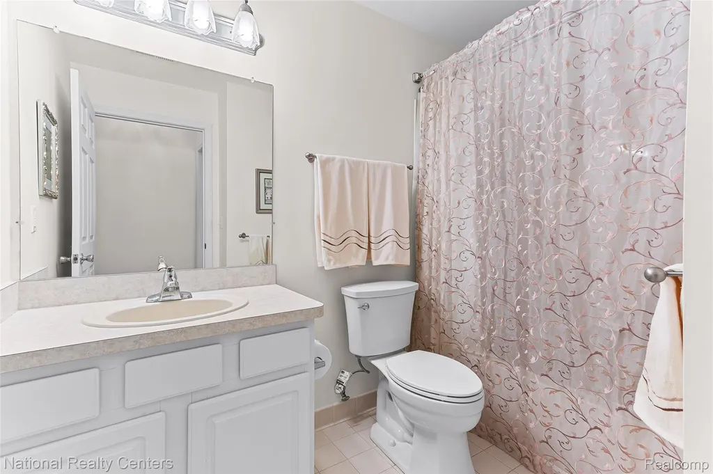 1637 Deepwood Circle Rochester City MI 48307