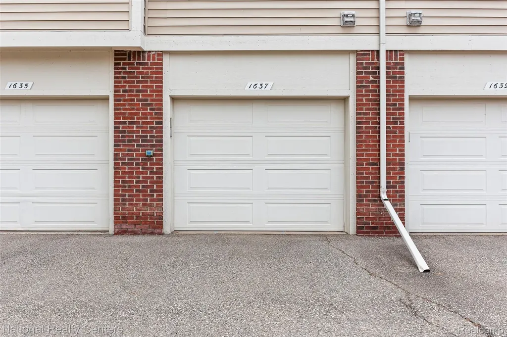1637 Deepwood Circle Rochester City MI 48307