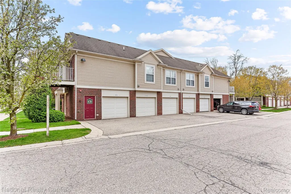 1637 Deepwood Circle Rochester City MI 48307
