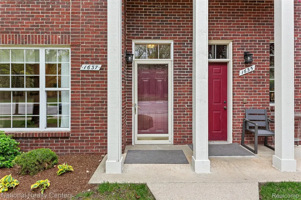 1637 Deepwood Circle Rochester City MI 48307