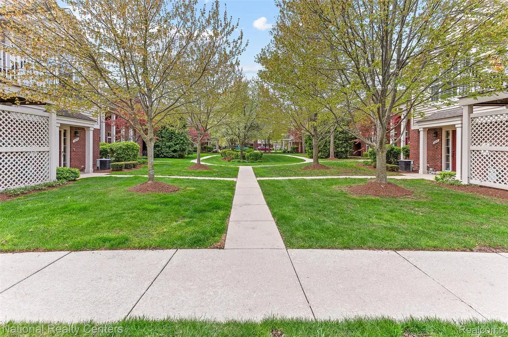 1637 Deepwood Circle Rochester City MI 48307