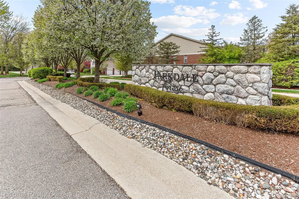1637 Deepwood Circle Rochester City MI 48307