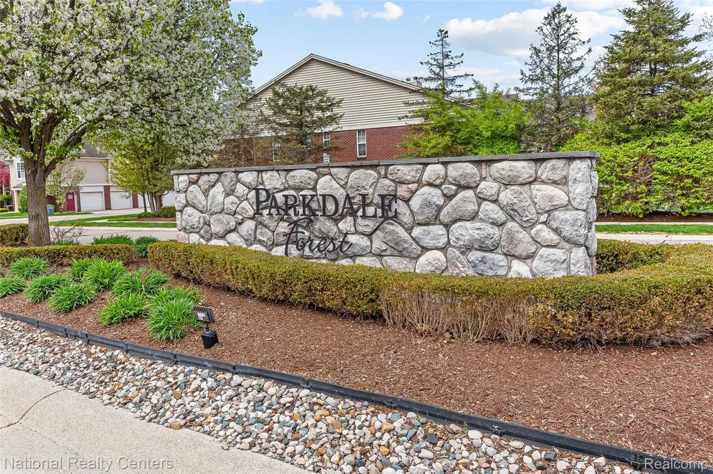 1637 Deepwood Circle Rochester City MI 48307