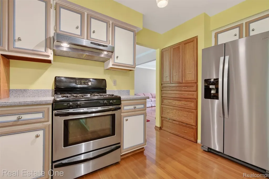 417 Eckford Circle Troy City MI 48085