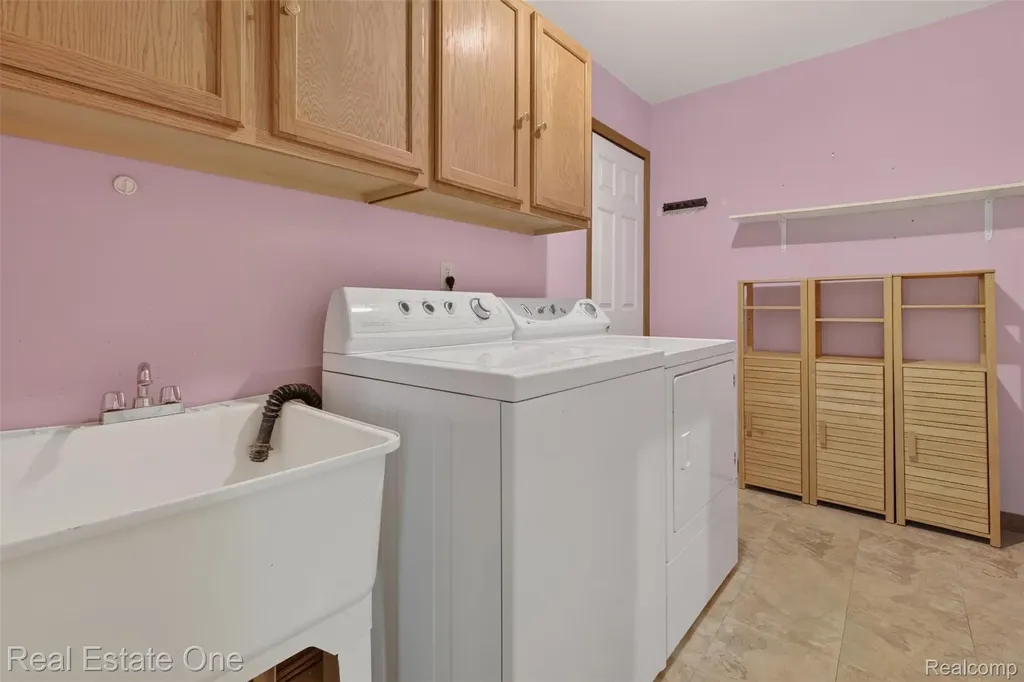 417 Eckford Circle Troy City MI 48085