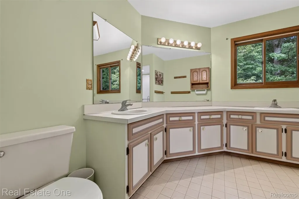 417 Eckford Circle Troy City MI 48085