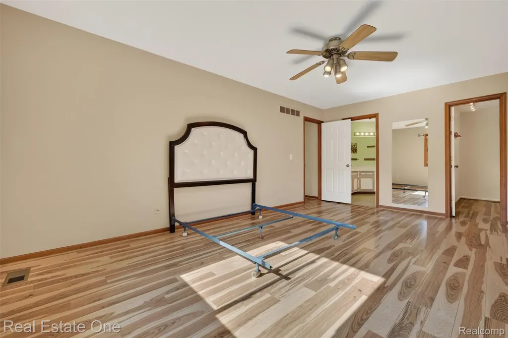 417 Eckford Circle Troy City MI 48085