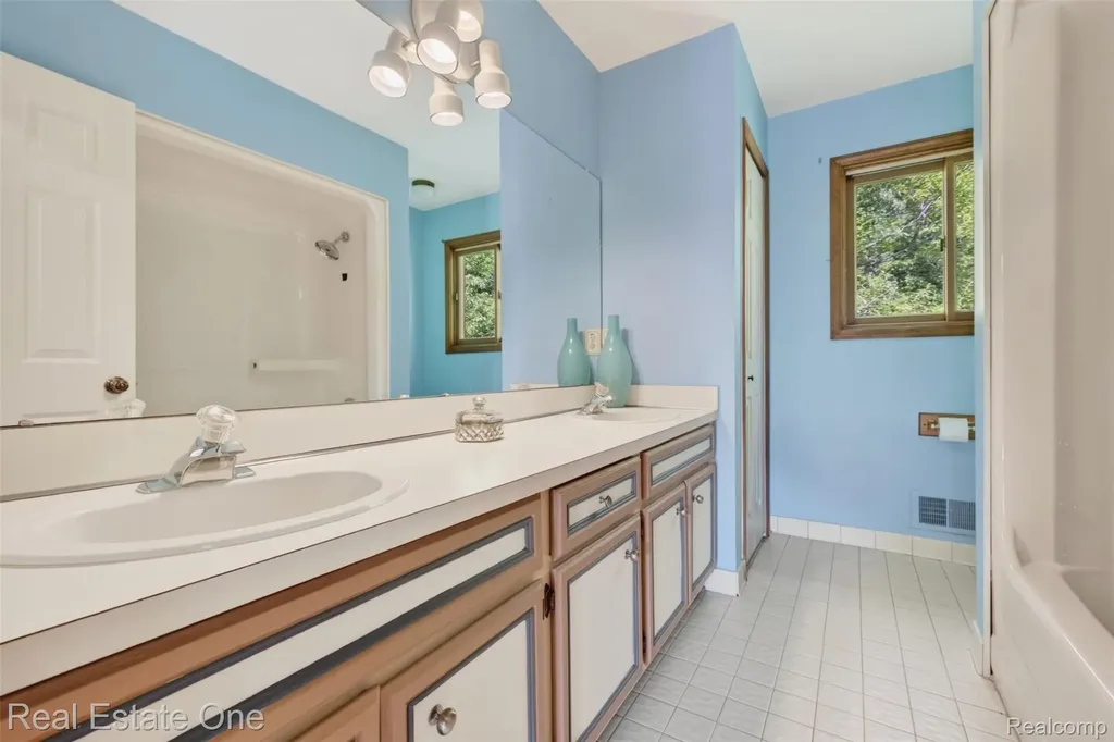 417 Eckford Circle Troy City MI 48085